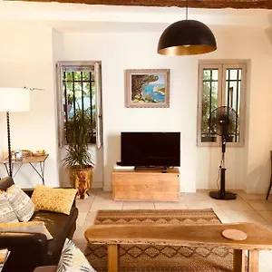 Sous Le Clocher Apartment